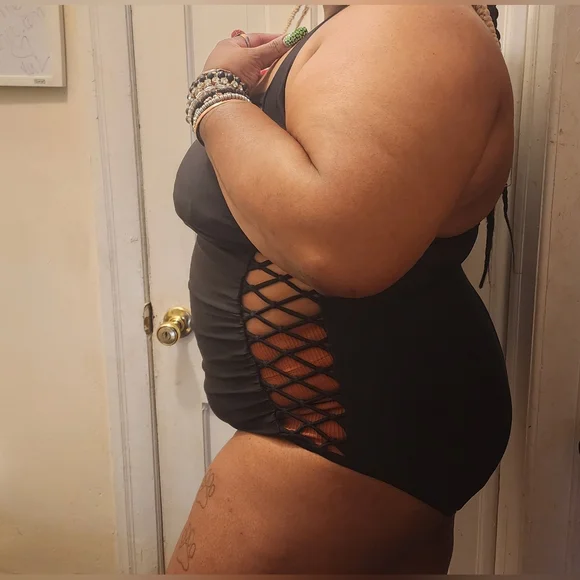 24 [Ashley Graham x Swimsuits For All] Cutout 1pc Swimsuit -Has underwire - Picture 4 of 12